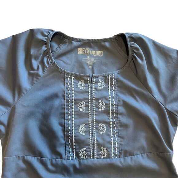 Grey’s Anatomy by Barco Blue Scrub Top w/ Embroidered Details. Sz XS. Great Cond - Picture 2 of 13